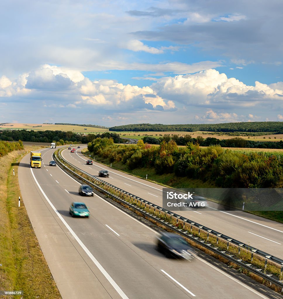 Camiones y coches en la autopista - Foto de stock de Aire libre libre de derechos