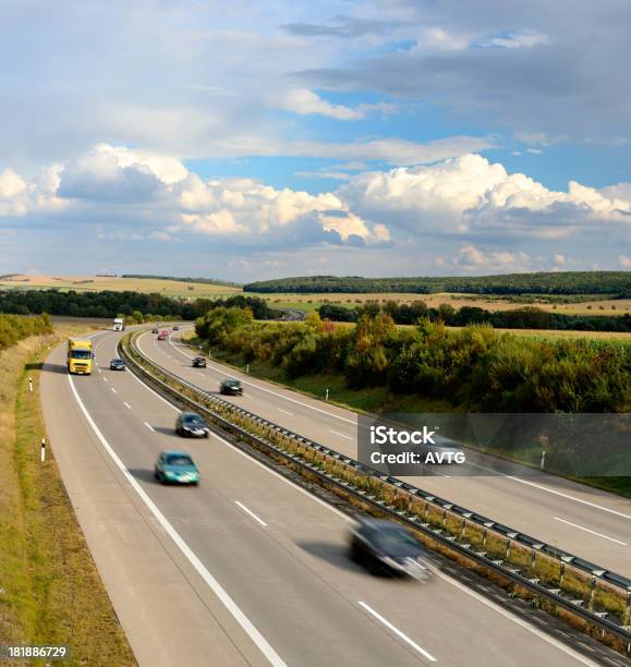 Camiones Y Coches En La Autopista Foto de stock y más banco de imágenes de Aire libre - Aire libre, Ajardinado, Asfalto