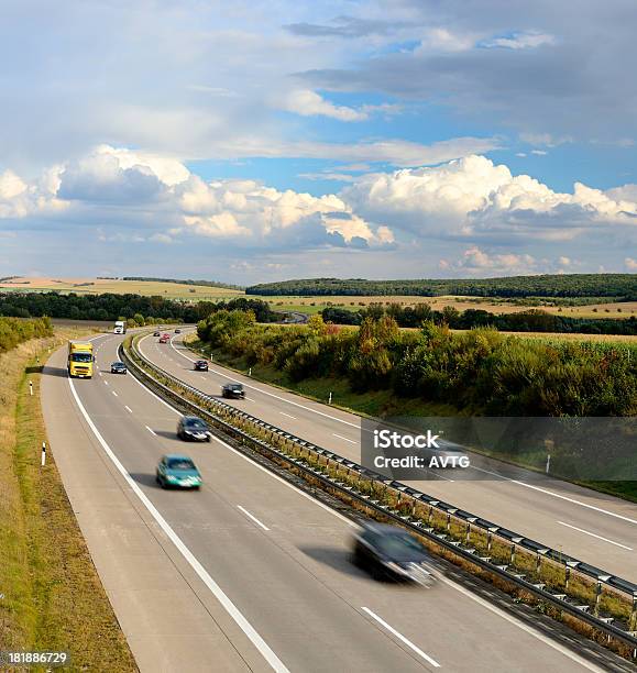 トラックと高速道路で車の運転 - Horizonのストックフォトや画像を多数ご用意 - Horizon, アウトバーン, アクションショット