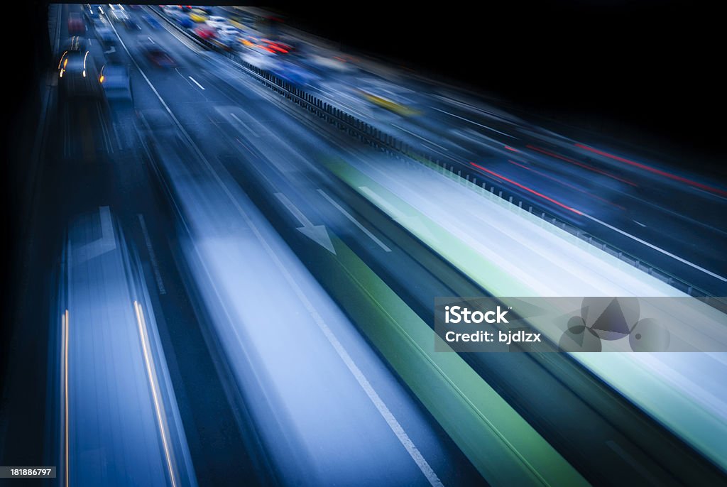Automobili di notte con motion blur. - Foto stock royalty-free di Affari