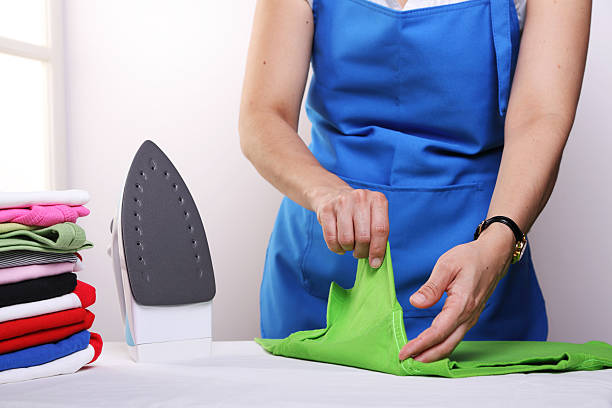 складной в ironed рубашка - iron women ironing board stereotypical housewife стоковые фото и изображения