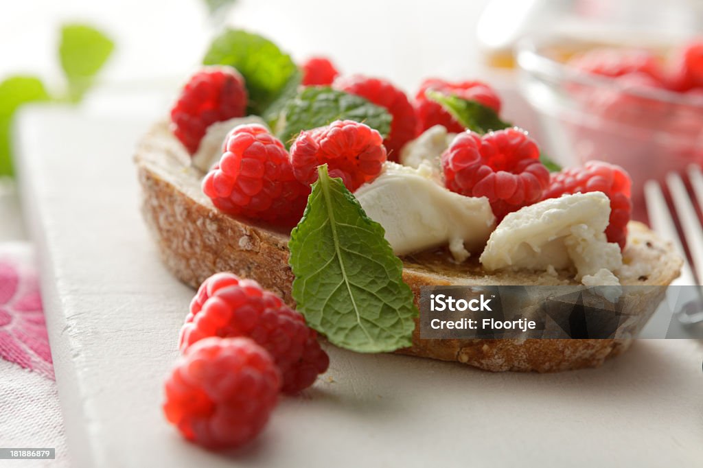 Sanduíche de imagens estáticas: Queijo de cabra, framboesas, hortelã e mel - Foto de stock de Alimentação Saudável royalty-free