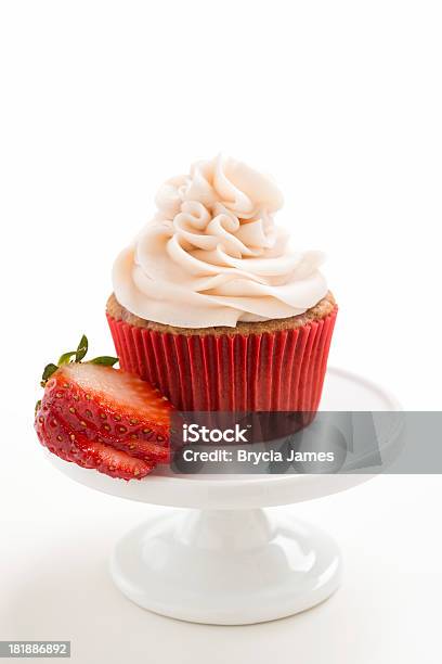 Photo libre de droit de Strawberry Cupcake Sur Un Podium Blanc Avec Des Fruits Frais banque d'images et plus d'images libres de droit de Cupcake