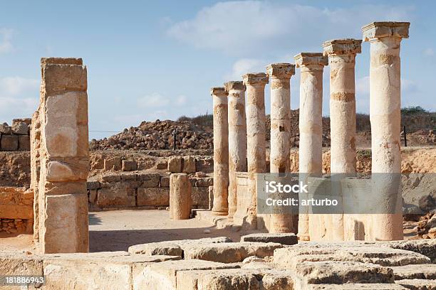 Foto de Paphos Antigas Colunas Romanas No Sítio Arqueológico De Chipre e mais fotos de stock de Pafos