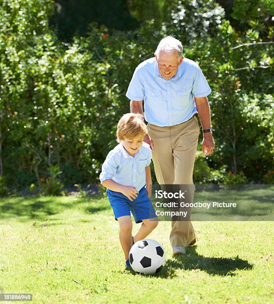 Lapprendimento Delle Competenze Da Calcio Il Nonno - Fotografie stock e altre immagini di Bambino