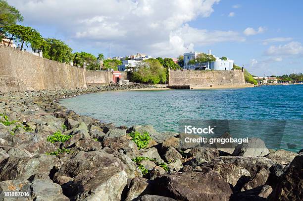 Photo libre de droit de Paseo La Princesa Et Porte De La Ville De San Juan banque d'images et plus d'images libres de droit de Capitales internationales - Capitales internationales, Caraïbes, Centre-ville