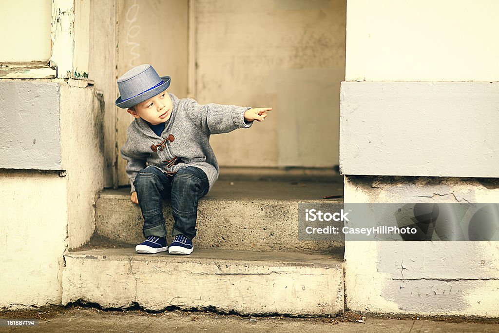 Маленький мальчик на шаги - Стоковые фото Далеко роялти-фри