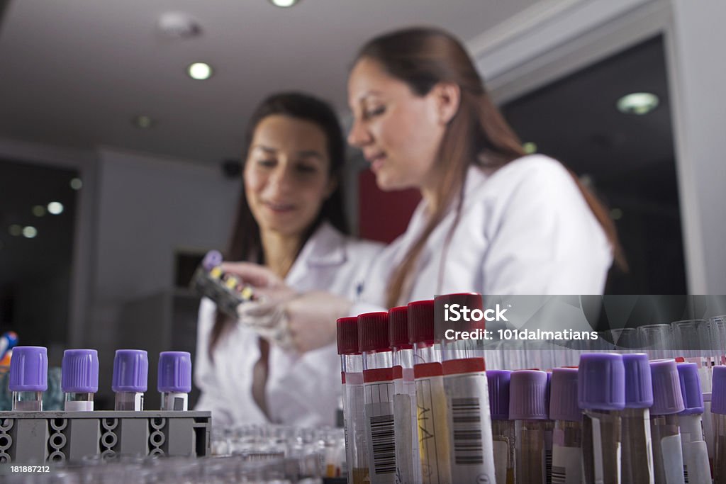 Ученые, работающие в лаборатории - Стоковые фото Анализ крови роялти-фри