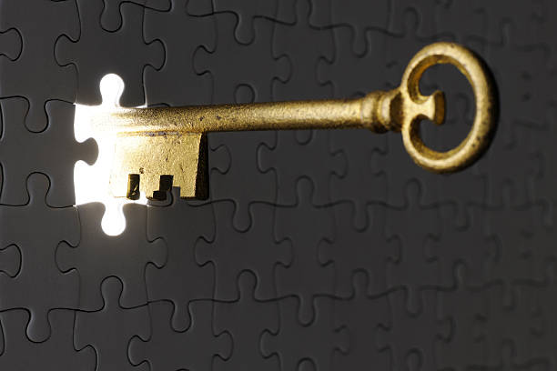 inserimento di un antico chiave universale in un vuoto jigsaw puzzle - business relationship skeleton key key puzzle foto e immagini stock