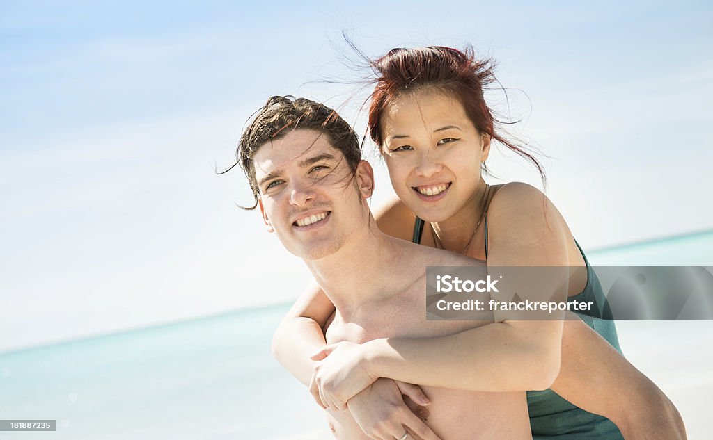 Sorrindo casal abraçando em à beira-mar - Foto de stock de 20-24 Anos royalty-free