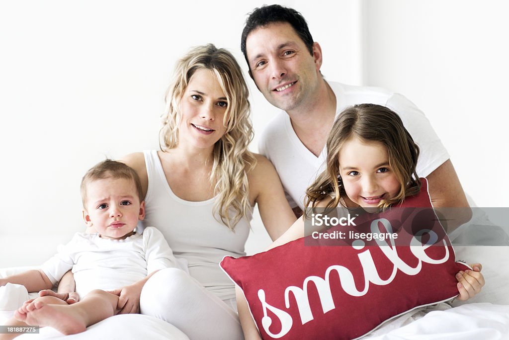 Familia en la cama - Foto de stock de 30-39 años libre de derechos