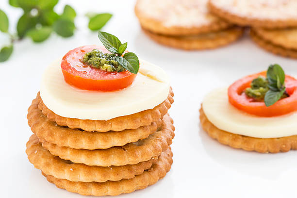 Salticrax com pesto mozarella e Manjericão - fotografia de stock