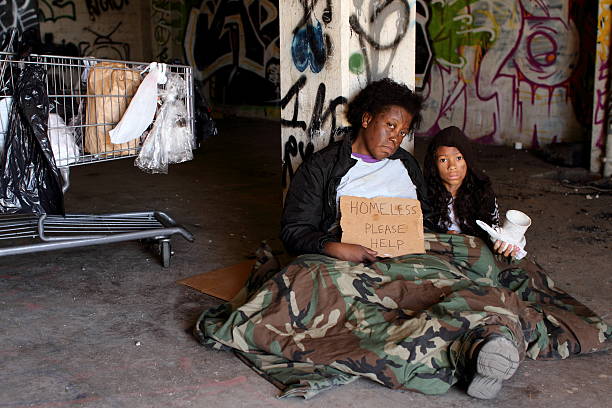 obdachlos familie junge tochter horizontal - street child stock-fotos und bilder