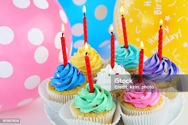 Cupcakes De Cumpleaños Foto de stock y más banco de imágenes de Alcorza - Alcorza, Cereza Maraschino, Cumpleaños