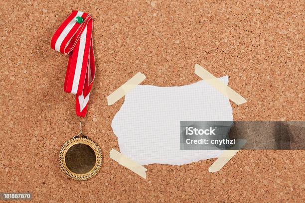 Goldmedaille Und Zerrissen Papier Auf Corkboard Stockfoto und mehr Bilder von Abzeichen - Abzeichen, Anschlagbrett, Auszeichnung