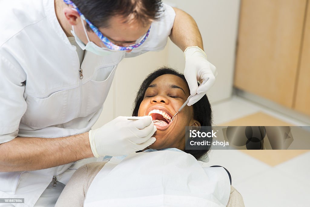 Ładny czarny młode kobiety u dentysty - Zbiór zdjęć royalty-free (Afrykanin)