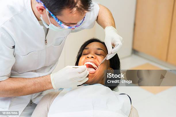 Ładny Czarny Młode Kobiety U Dentysty - zdjęcia stockowe i więcej obrazów Afrykanin - Afrykanin, Dentysta, Dorosły