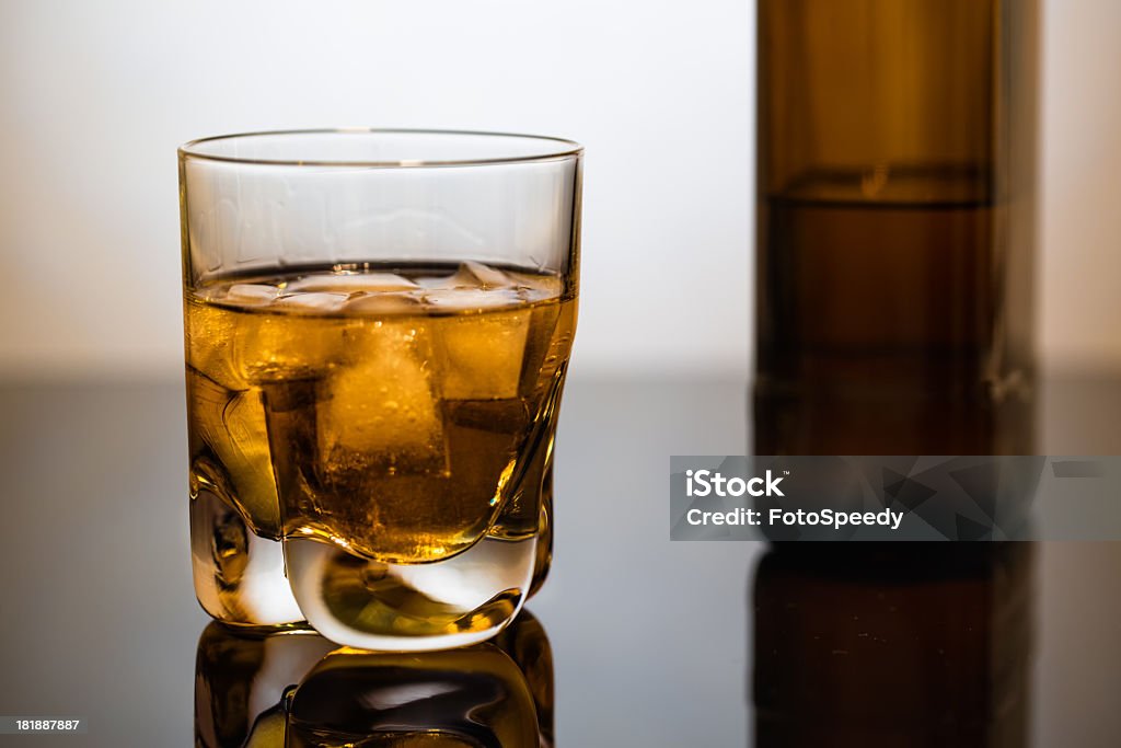 Whisky avec glaçons - Photo de Alcool libre de droits