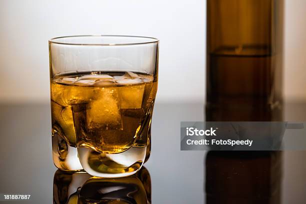 Photo libre de droit de Whisky Avec Glaçons banque d'images et plus d'images libres de droit de Alcool - Alcool, Aliments et boissons, Ambre