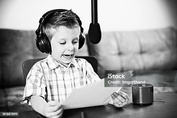 Маленькое Радио Новости — стоковые фотографии и другие картинки Ребёнок - Ребёнок, Радио, Микрофон
