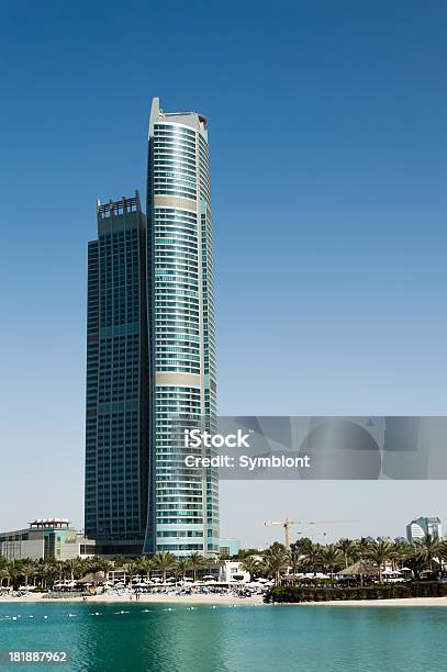 Lo Skyline Di Abu Dhabi - Fotografie stock e altre immagini di Abu Dhabi - Abu Dhabi, Acqua, Ambientazione esterna