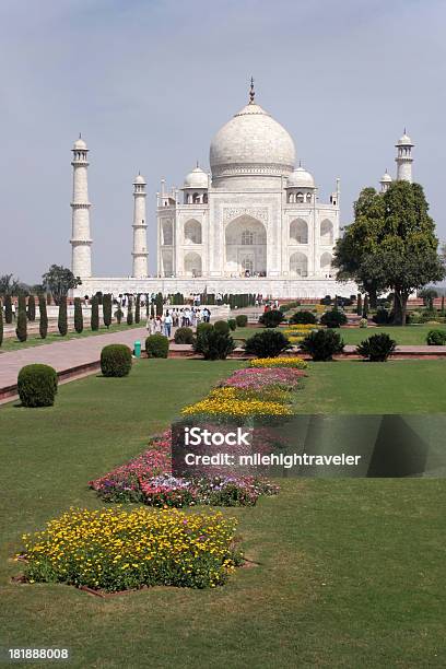 Foto de Flower Gardens E Índia No Taj Majal e mais fotos de stock de Agra - Agra, Arquitetura, Destino turístico