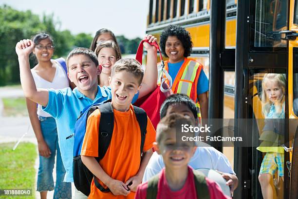 Foto de Ônibus Escolar e mais fotos de stock de Educação - Educação, Escola, Proteção