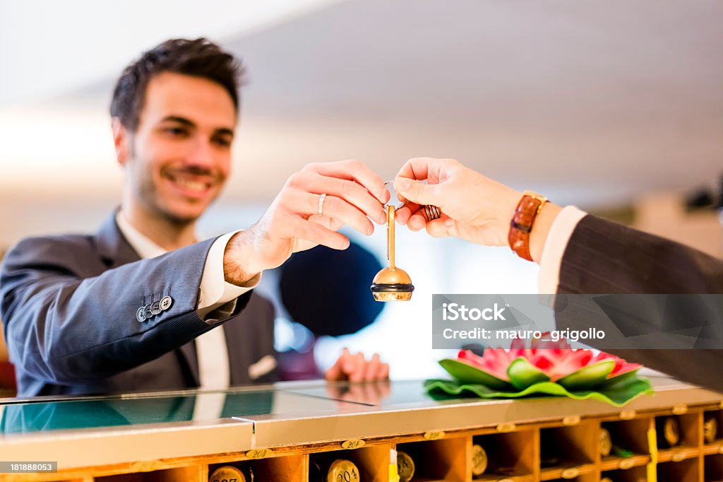 Empresário o check-in em um hotel - Foto de stock de 30 Anos royalty-free