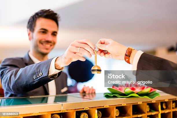 Foto de Empresário O Checkin Em Um Hotel e mais fotos de stock de 30 Anos - 30 Anos, 40-49 anos, Adulto