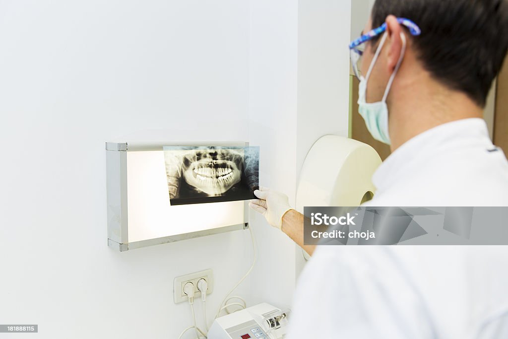 Zahnarzt prüft x-ray der Zahn - Lizenzfrei Daten Stock-Foto