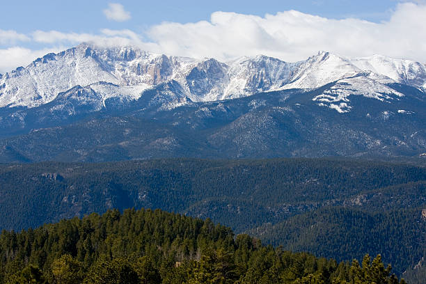 bewölkt misty pikes peak - 14000 foot peak stock-fotos und bilder