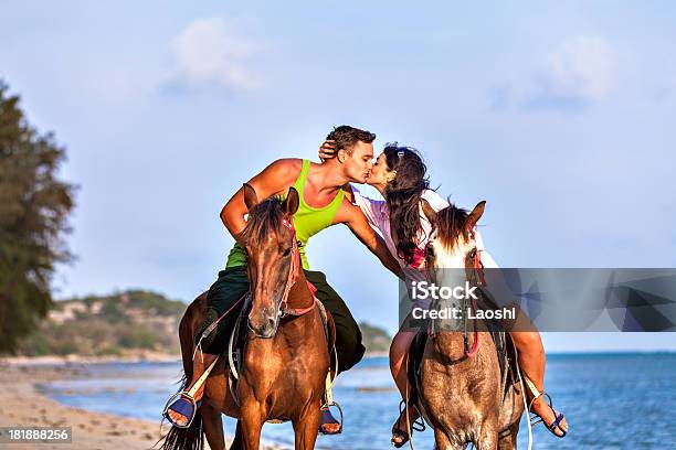 カップルの馬の夕暮れ - 乗馬のストックフォトや画像を多数ご用意 - 乗馬, 浜辺, カップル