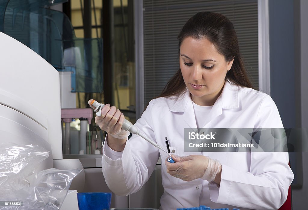 Cientista trabalhando em laboratório - Foto de stock de AIDS royalty-free