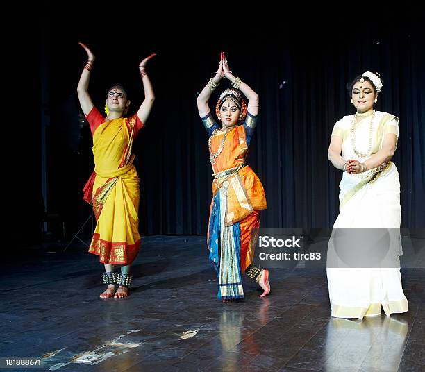 Klasyczna Indian Kuchipudi Dancers Przekazywanie Etapu Pracy - zdjęcia stockowe i więcej obrazów Tańczyć