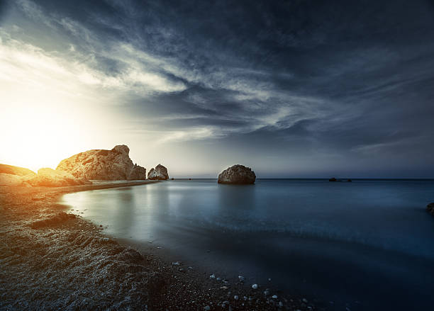 pôr do sol sobre o mar - stone water sea mediterranean sea - fotografias e filmes do acervo