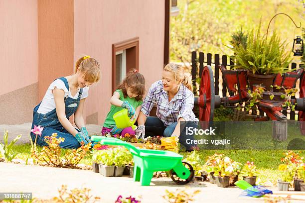 Família Jardinagem Juntos Ao Ar Livre - Fotografias de stock e mais imagens de 25-29 Anos - 25-29 Anos, 50 Anos, 6-7 Anos