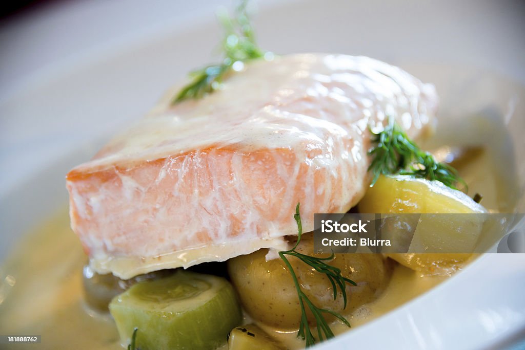 Salmón fresco en placa - Foto de stock de Al horno libre de derechos