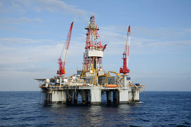 istock Oil drilling platform on blue ocean 181888795