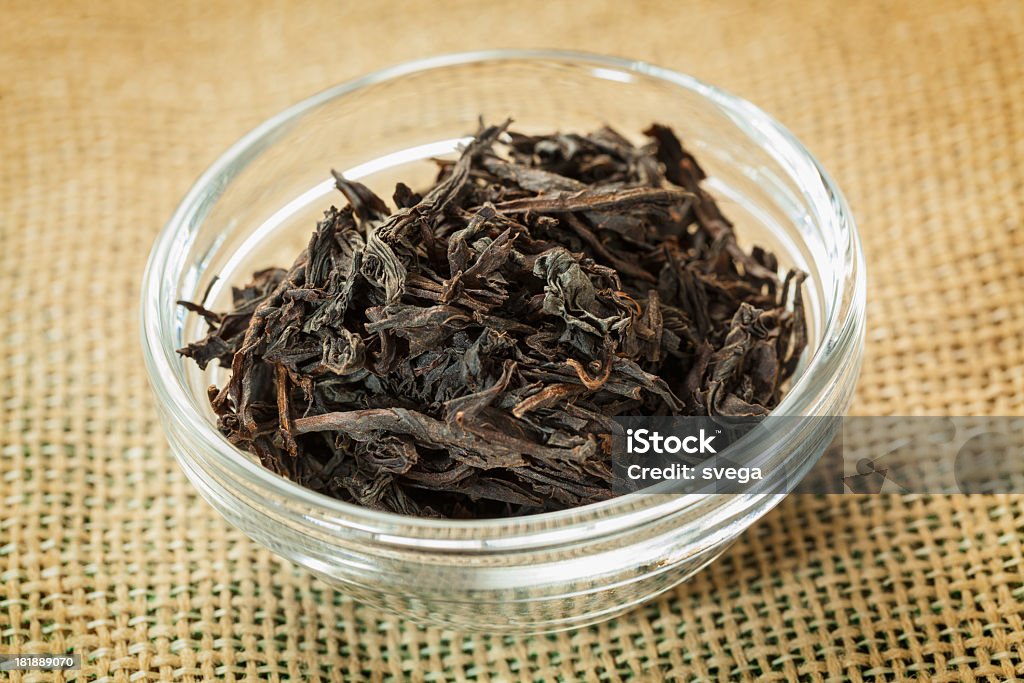Zbliżenie suszone liście herbaty w glass bowl - Zbiór zdjęć royalty-free (Suche liście herbaty)