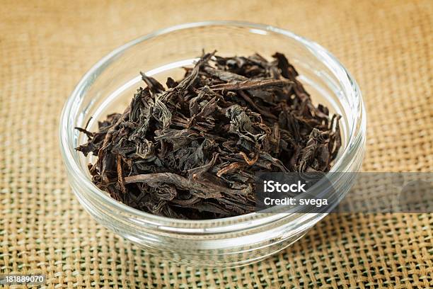 Zbliżenie Suszone Liście Herbaty W Glass Bowl - zdjęcia stockowe i więcej obrazów Suche liście herbaty - Suche liście herbaty, Aromaterapia, Bez ludzi
