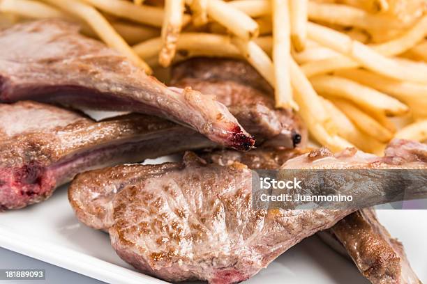 Photo libre de droit de Côtelettes Dagneau Et De Frites banque d'images et plus d'images libres de droit de Côte d'agneau - Côte d'agneau, Pommes frites, Agneau - Animal