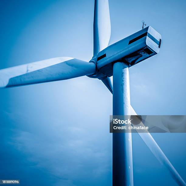 Turbina A Vento - Fotografie stock e altre immagini di Ambientazione esterna - Ambientazione esterna, Blu, Cielo