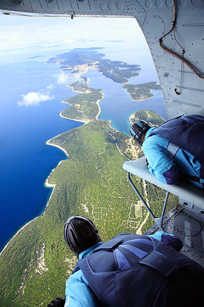 vue subjective d'un parachute en chute libre - skydiving air aerial view vertical photos et images de collection