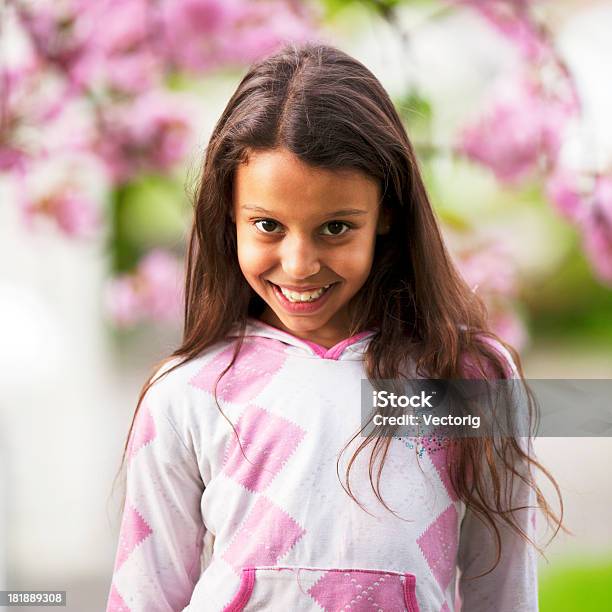 Ragazza Sorridente - Fotografie stock e altre immagini di 10-11 anni - 10-11 anni, 8-9 anni, Abbigliamento casual