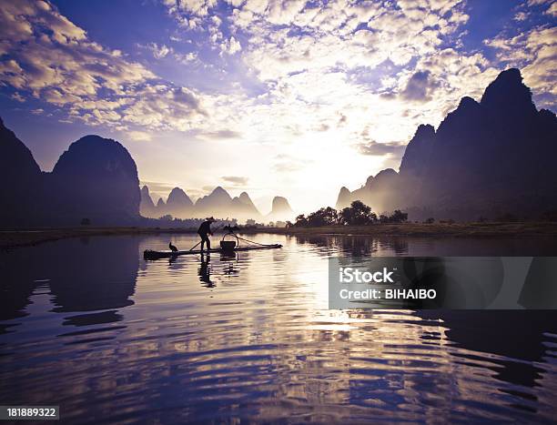 Pescadores Pesca De Manhã - Fotografias de stock e mais imagens de Amanhecer - Amanhecer, Ao Ar Livre, Azul