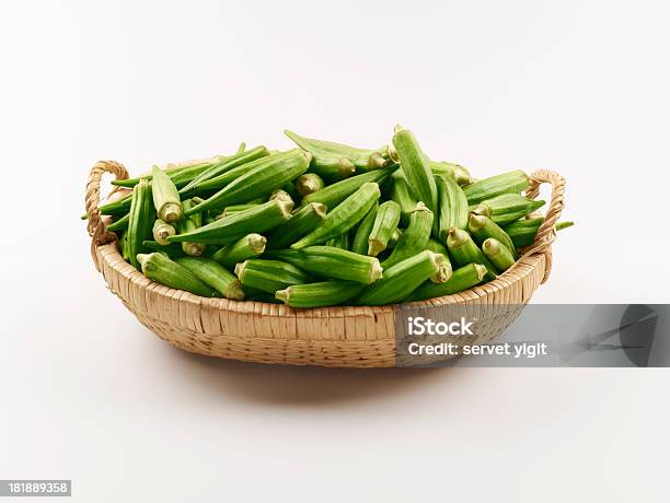 Photo libre de droit de Okras Biologiques Frais banque d'images et plus d'images libres de droit de Fond blanc - Fond blanc, Fraîcheur, Okra