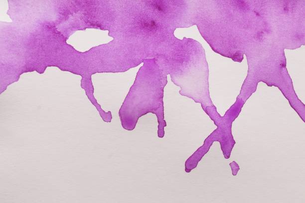 白いキャンバスに紫色の水彩のしみ、上面図。テキスト用のスペース - purple watercolor painting watercolour paints abstract ストックフォトと画像