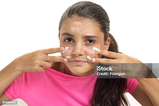 Aplicando Loção De Sol - Fotografias de stock e mais imagens de Adolescente - Adolescente, Aplicar, Cor de rosa