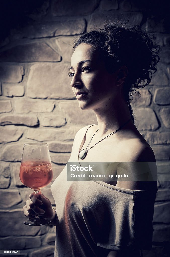 Giovane donna godersi un drink - Foto stock royalty-free di 18-19 anni