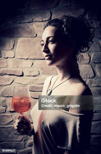 Giovane Donna Godersi Un Drink - Fotografie stock e altre immagini di 18-19 anni - 18-19 anni, Abuso di sostanze, Adolescenza